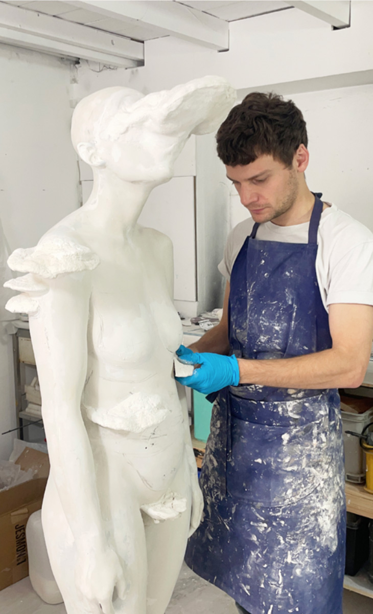 Félix-Rodriguez-Sol-dans-son-atelier Félix-Rodriguez-Sol-dans-son-atelier